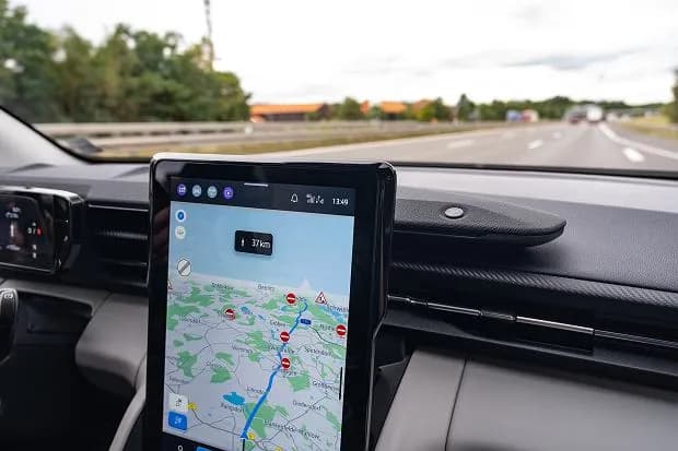 Jak ustawić nawigację w samochodzie, aby uniknąć problemów w trasie