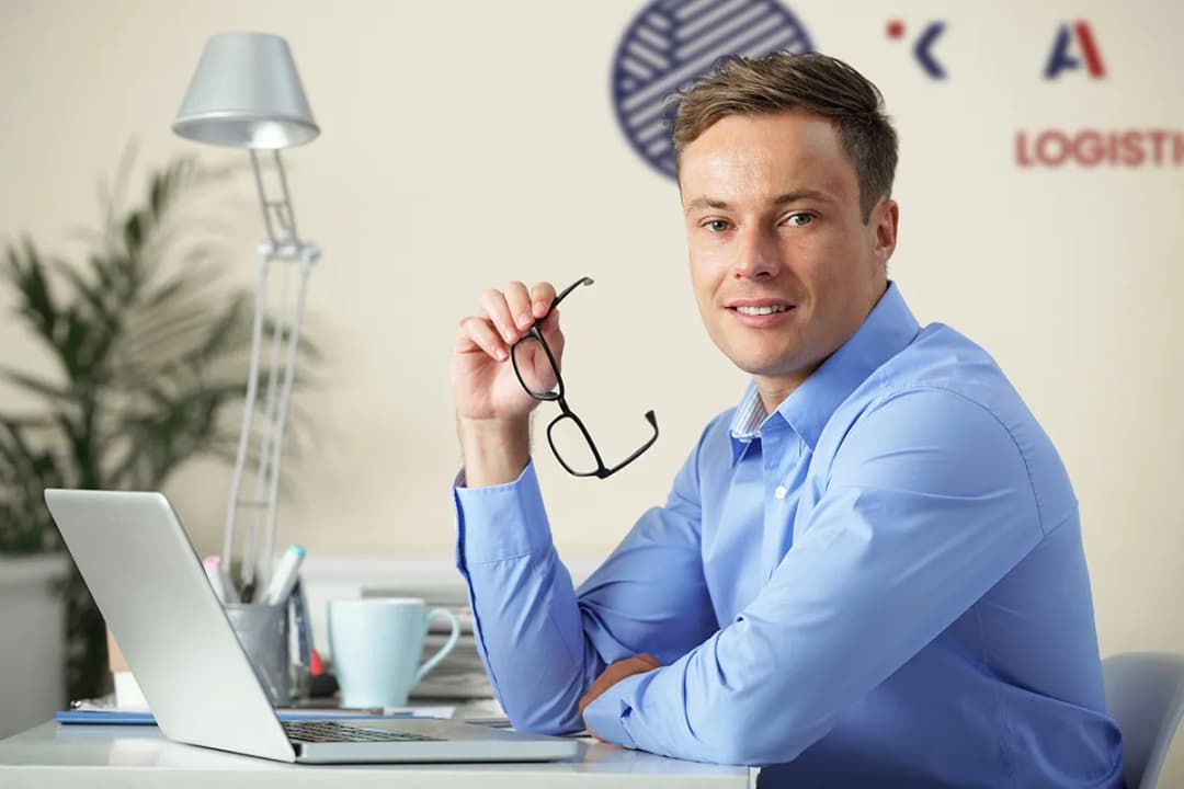 Czy warto zostać spedytorem? Poznaj wady i zalety tej kariery