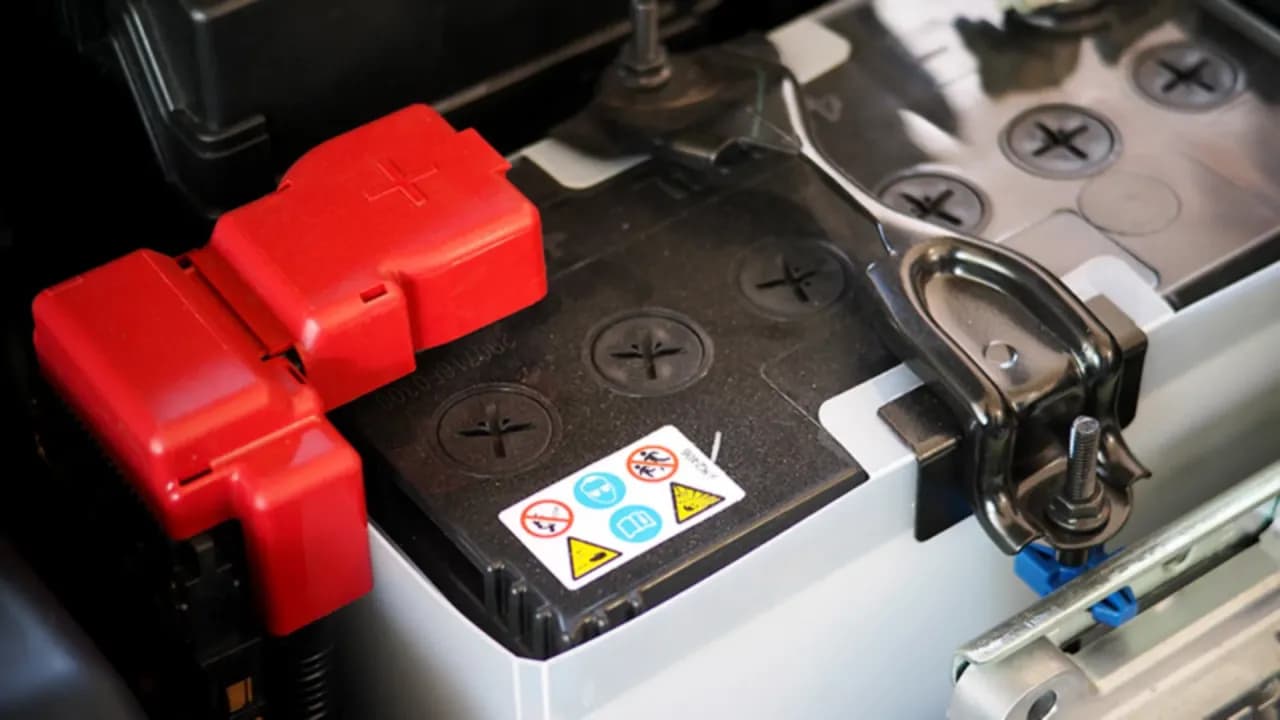 Jak podłączyć prostownik do Mondeo MK4 bez ryzyka uszkodzenia akumulatora