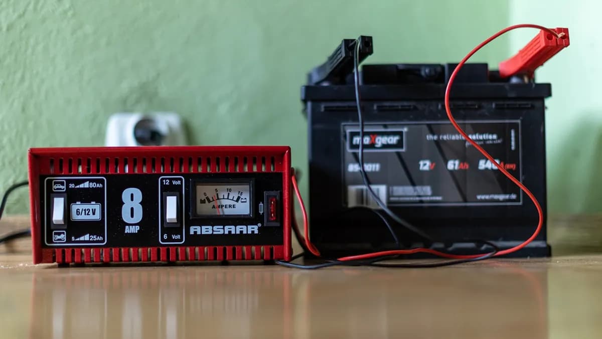 Jak ładować akumulator prostownikiem est 305 - uniknij błędów i oszczędź czas