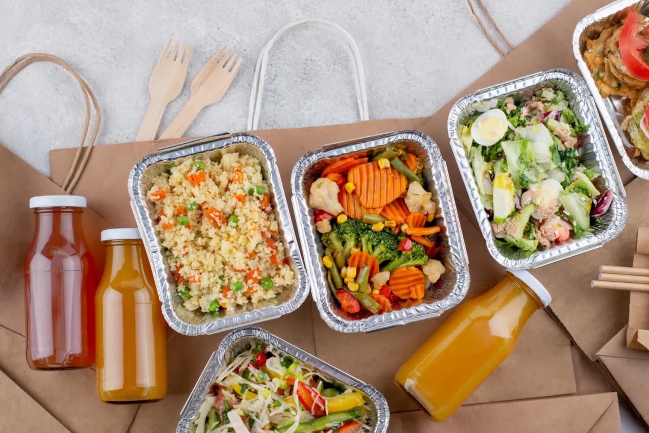 Co zabrać do jedzenia na długą podróż samochodem bez bałaganu