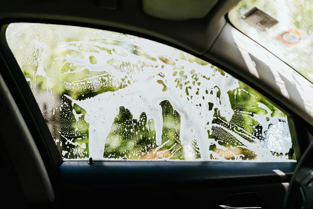 Skuteczne sposoby na to, czym zmyć wosk z szyby samochodu