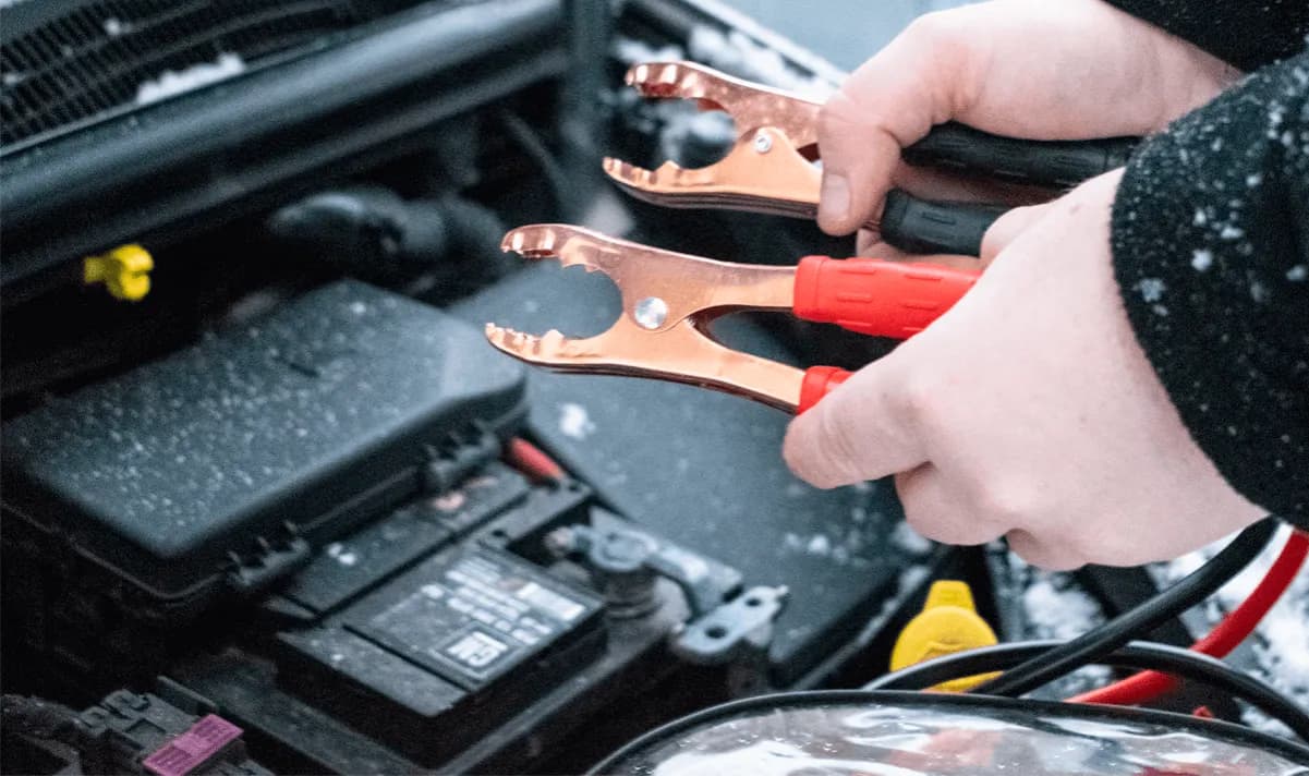 Jak ładować akumulator prostownikiem w samochodzie bez ryzyka błędów