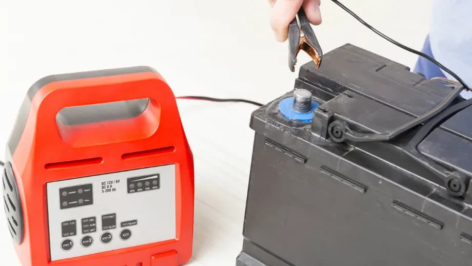 Jaki prostownik do diesla? Wybierz najlepszy model na zimę