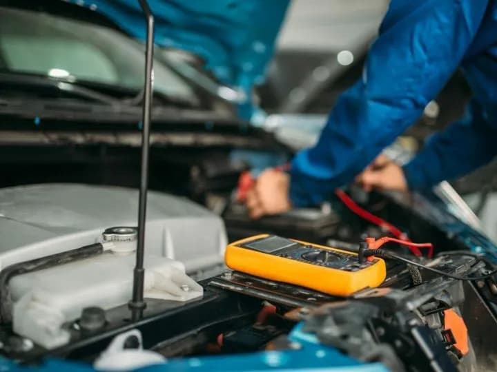 Ładowanie akumulatora prostownikiem: ile amperów, by uniknąć uszkodzeń?