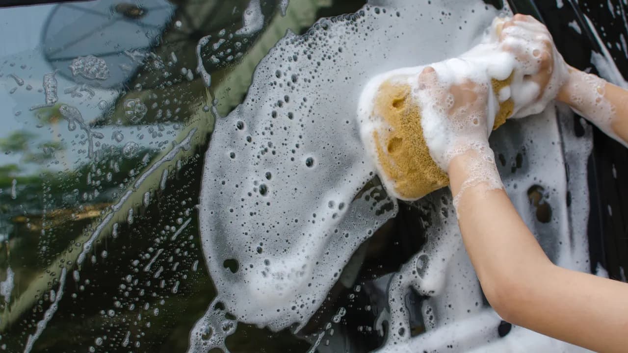 Czy można polerować szybę w samochodzie? Sprawdź skuteczność i ryzyko